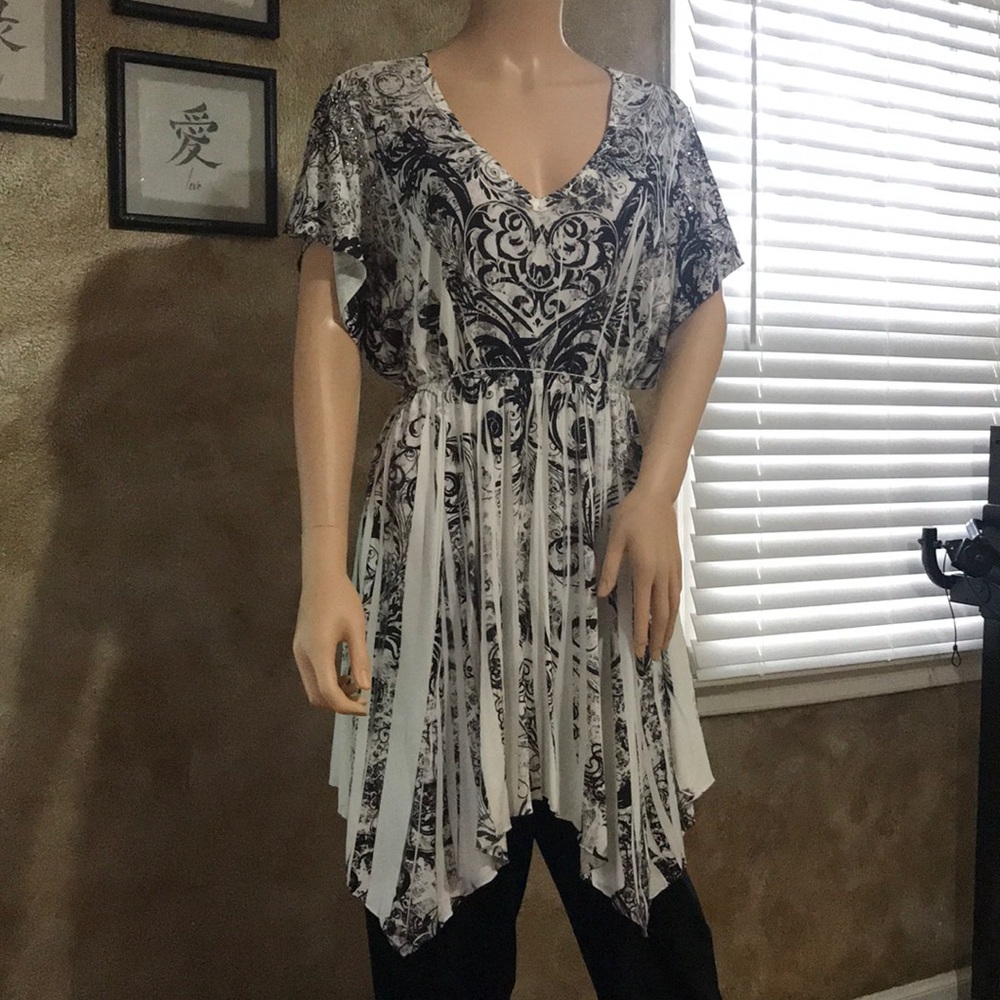 Fantastic black and white tunic